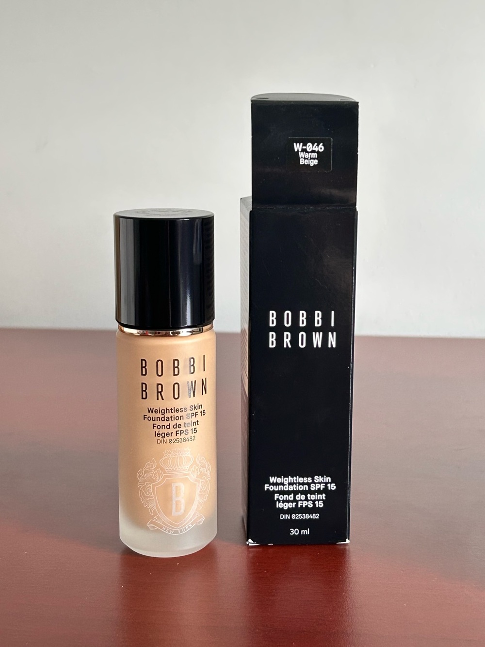 Bobbi Brown Weightless Skin Foundation SPF 15 - Warm Beige (W-046)